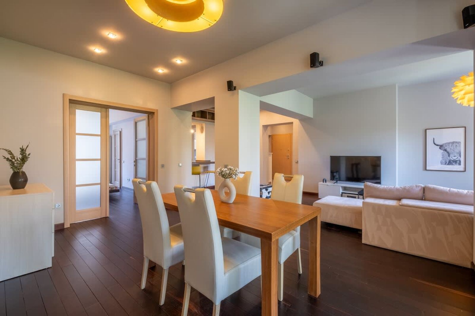 Spacious &amp; Modern 2BD/2BA Flat | Prime Location - Photo 18