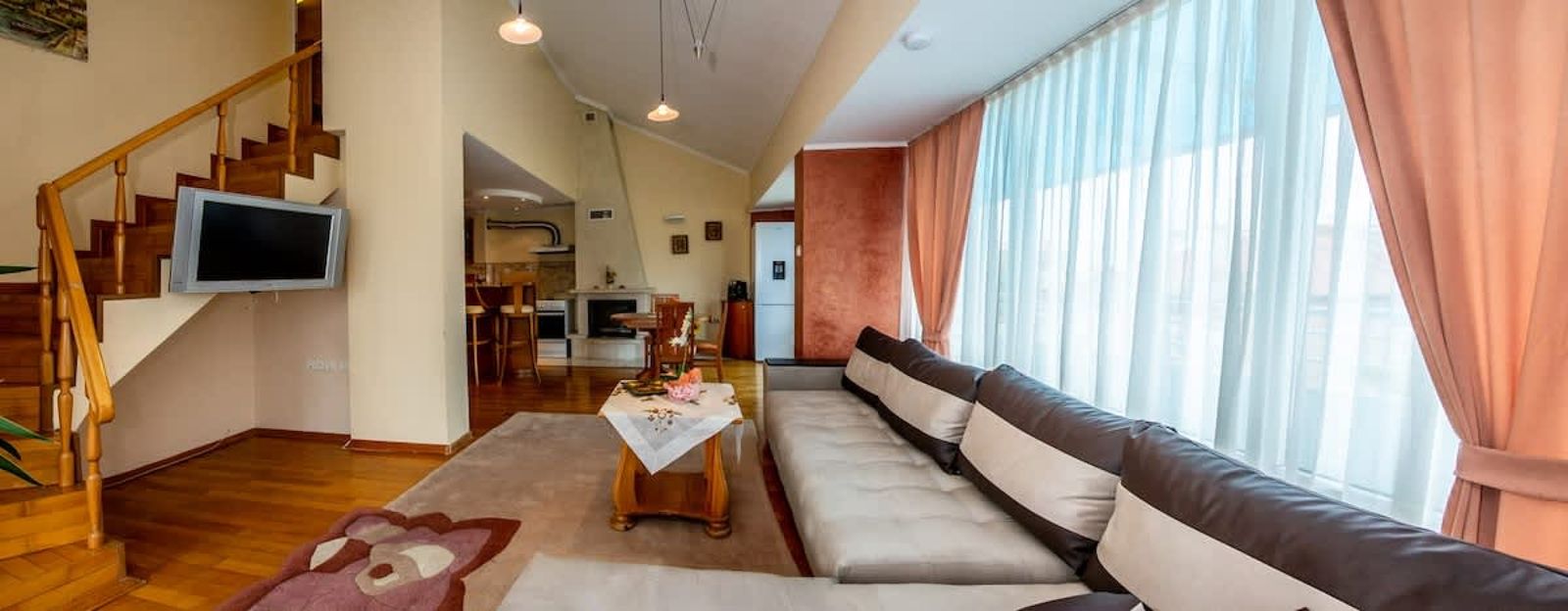 Spacious &amp; Sunny Maisonette w/ Terrace near Centre - Photo 2