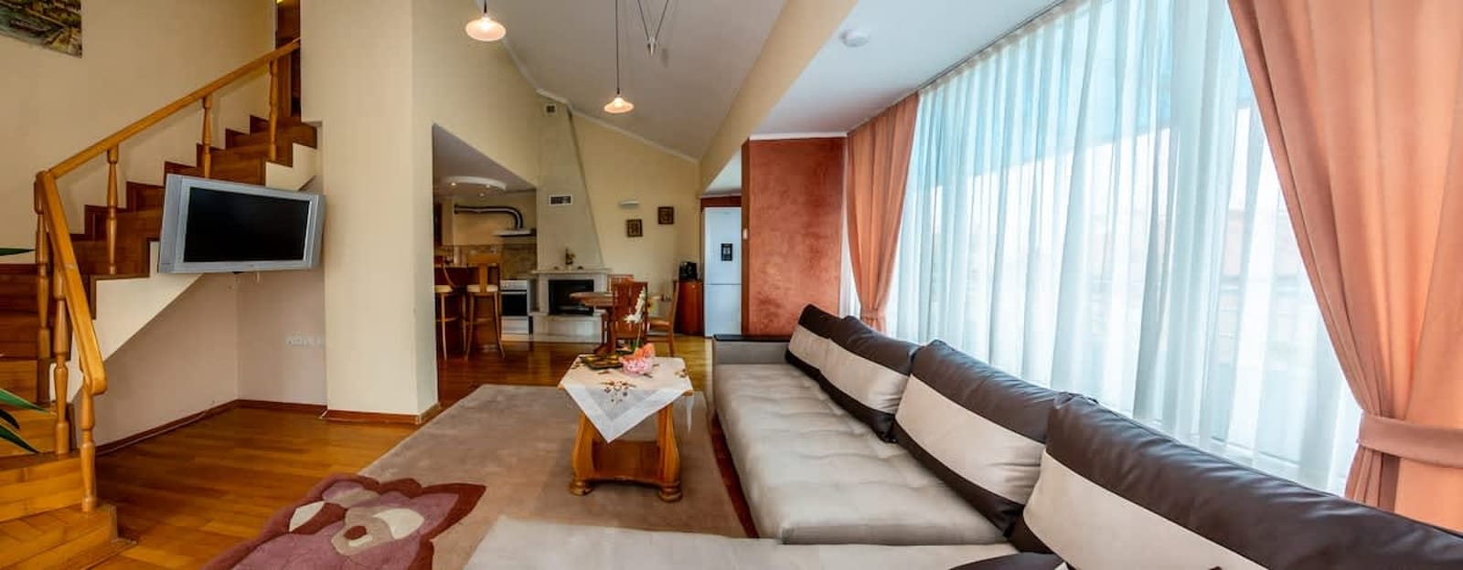 Spacious &amp; Sunny Maisonette w/ Terrace near Centre - Photo 2