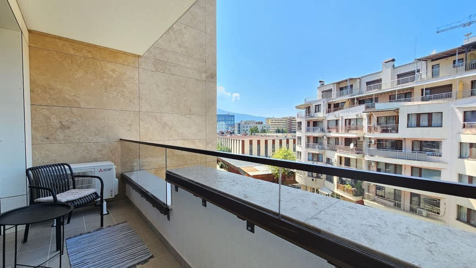 Bright Urban Stay with Parking - Photo 4