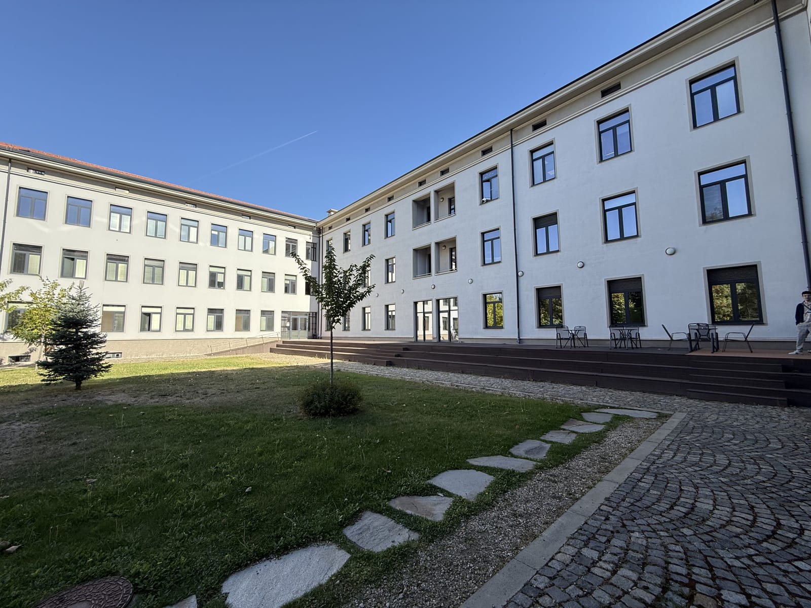 Sunny Courtyard in Sofia - Photo 5