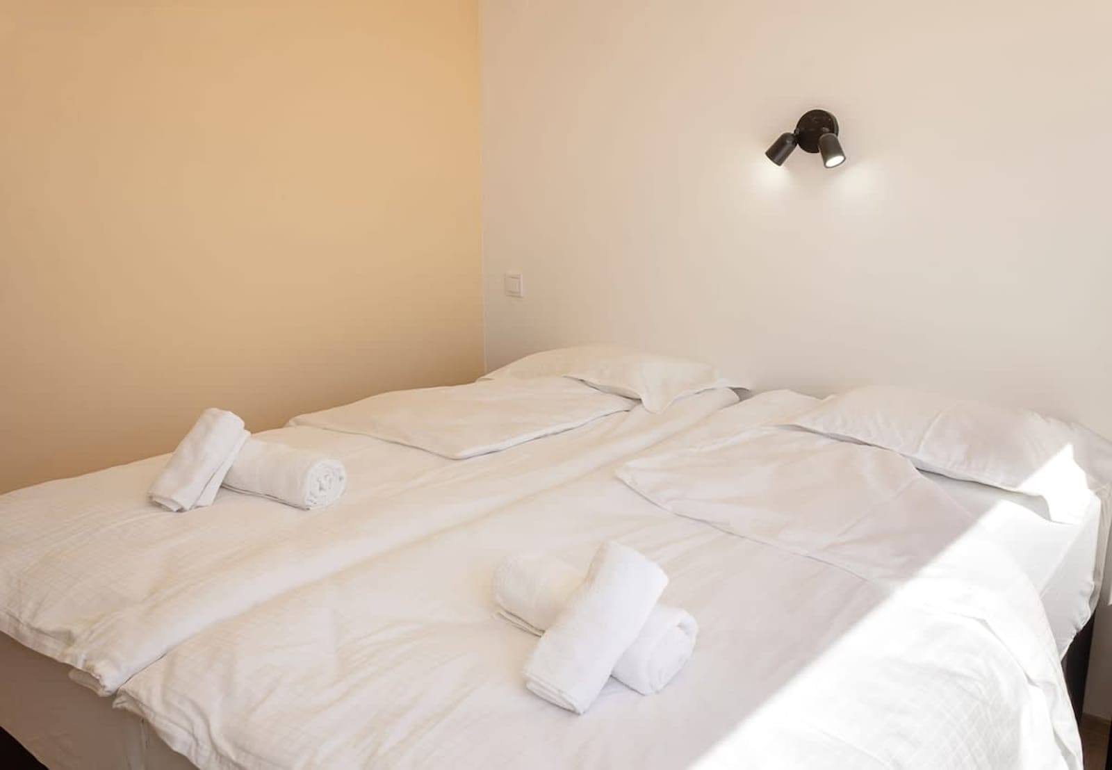 Spacious 3BD Flat with Large Terrace &amp; Sea View - Photo 8