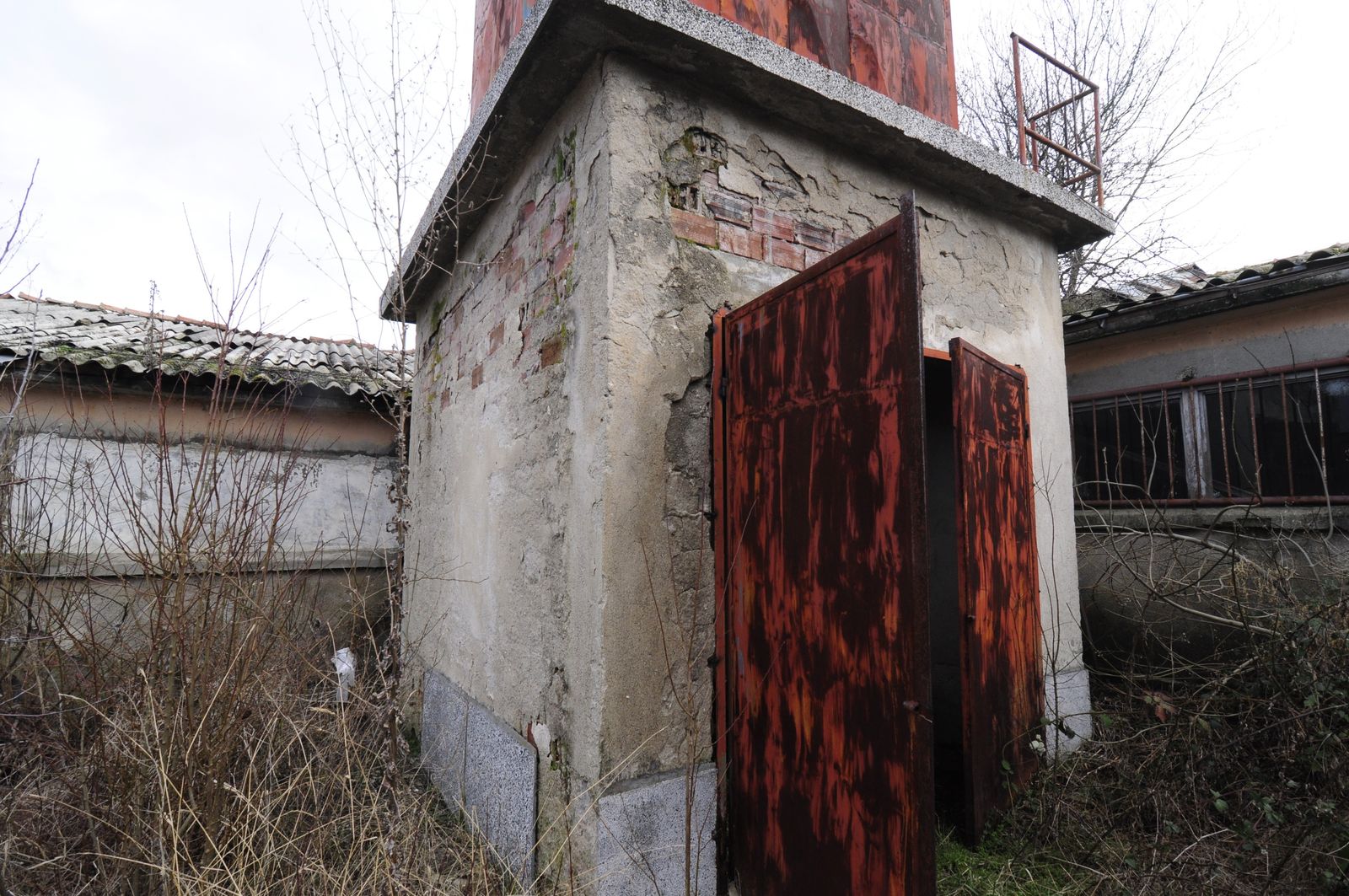 Industrial building - woodworking/carpentry shop, old cow barns - former collective farm from the socialist regime - Photo 62