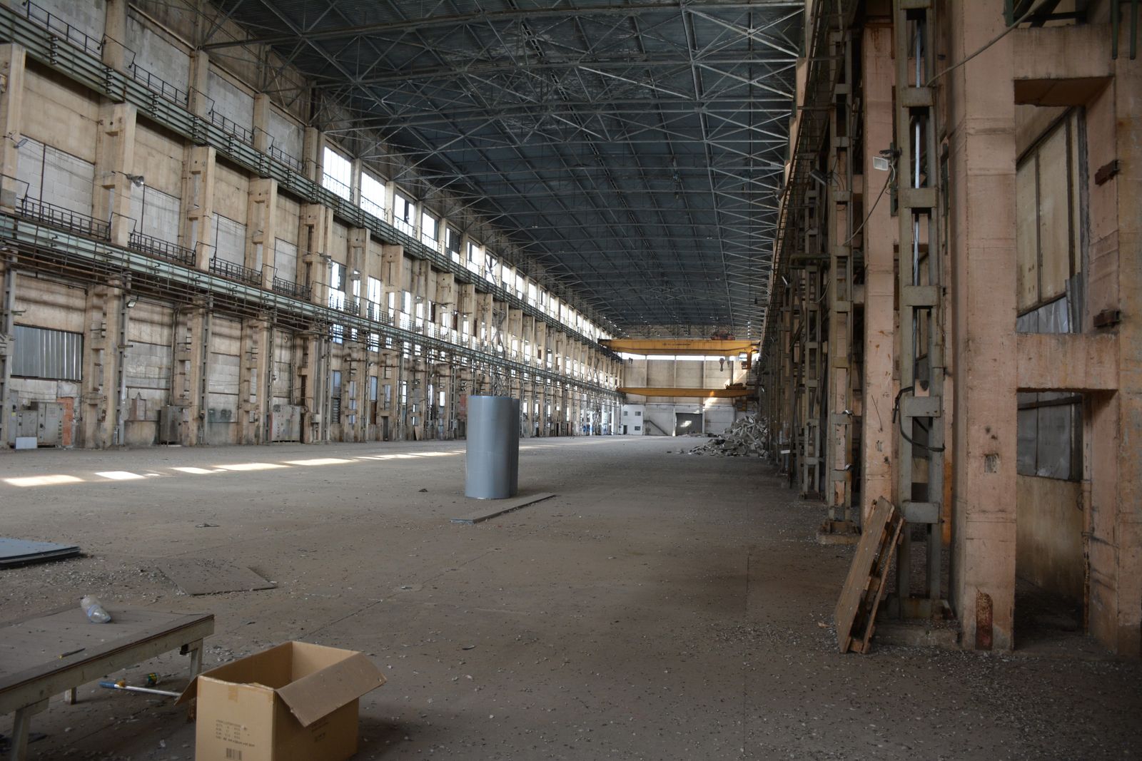 Vast industrial abandoned hangar - Photo 4