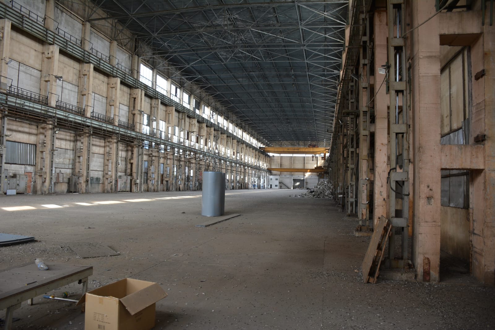 Vast industrial abandoned hangar - Photo 4