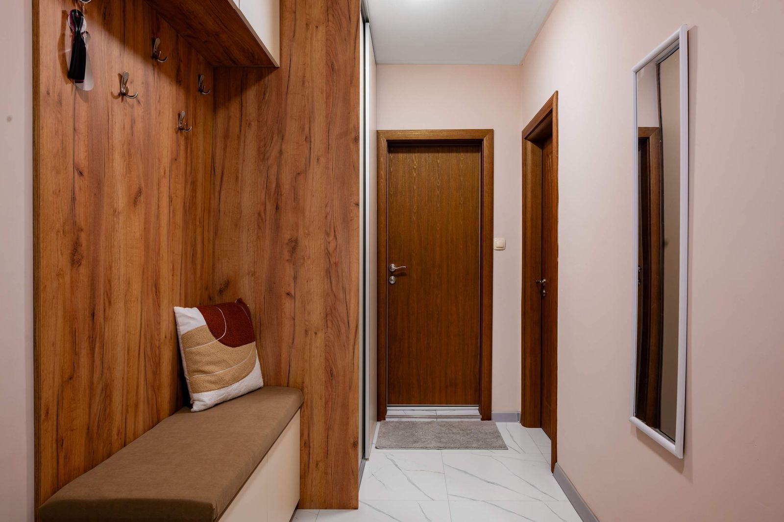 Warm &amp; Spacious Stay with Balcony - Photo 23