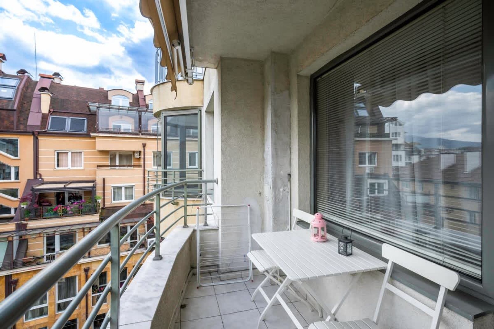 City Haven: Expansive Apartment in Prime Location - Photo 6