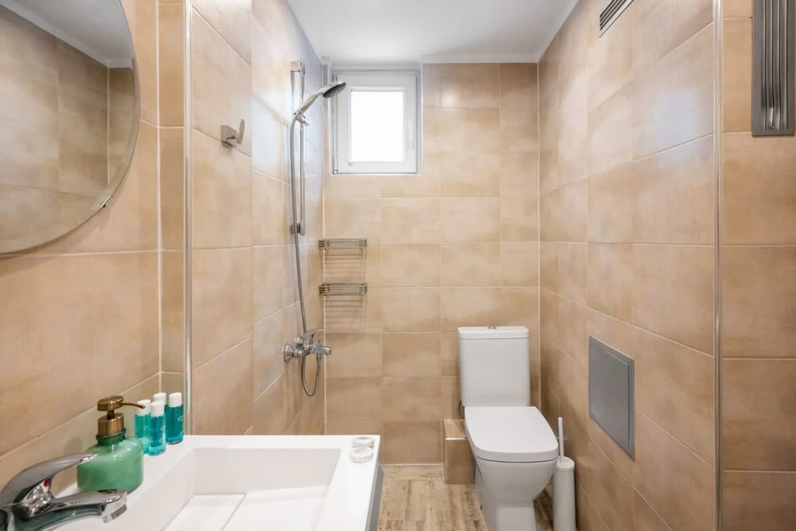 Cozy Nest near Eagle's Bridge with Workspace - Photo 12