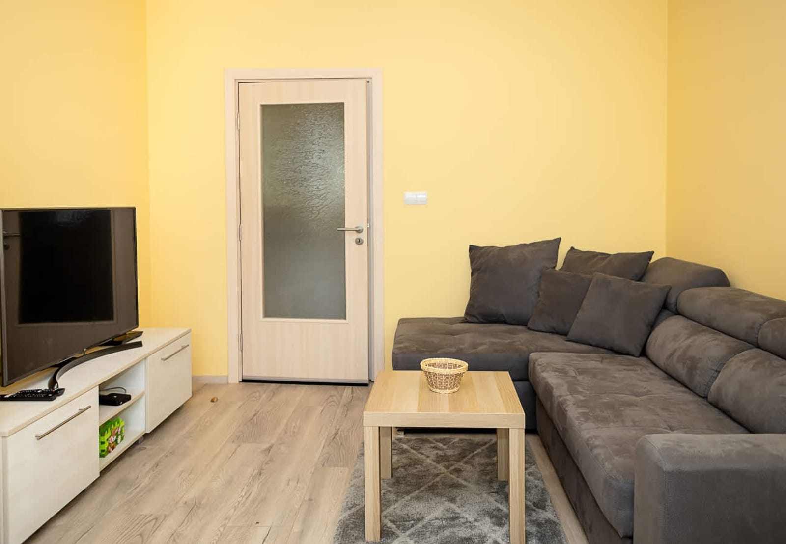 Bright &amp; Spacious 2-Bedroom Apartment in Varna - Photo 8