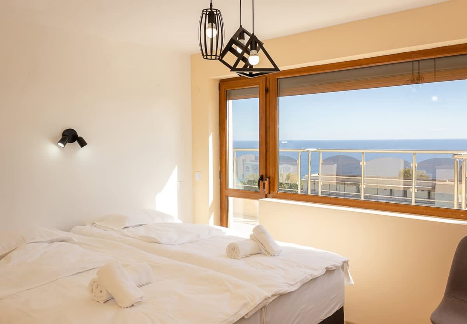 Spacious 3BD Flat with Large Terrace &amp; Sea View - Photo 9