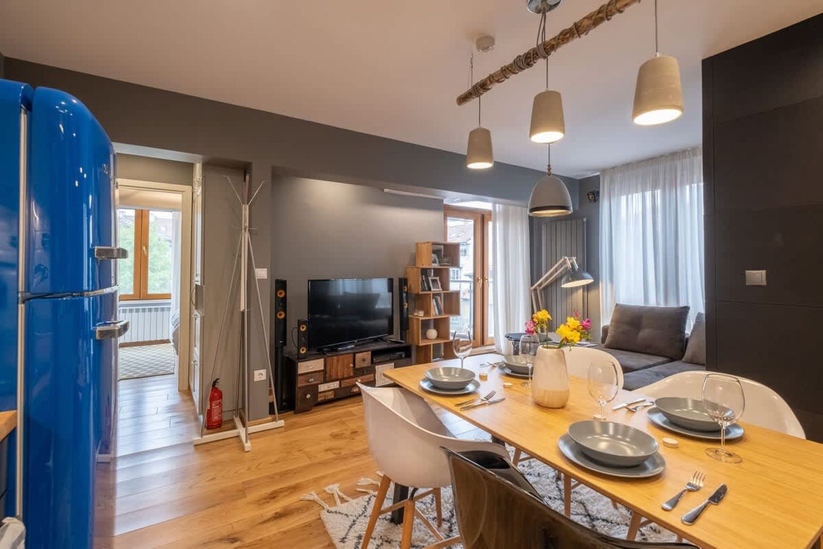 High-end Designer Aprt - AC &amp; Lift &amp; Balcony - Photo 15