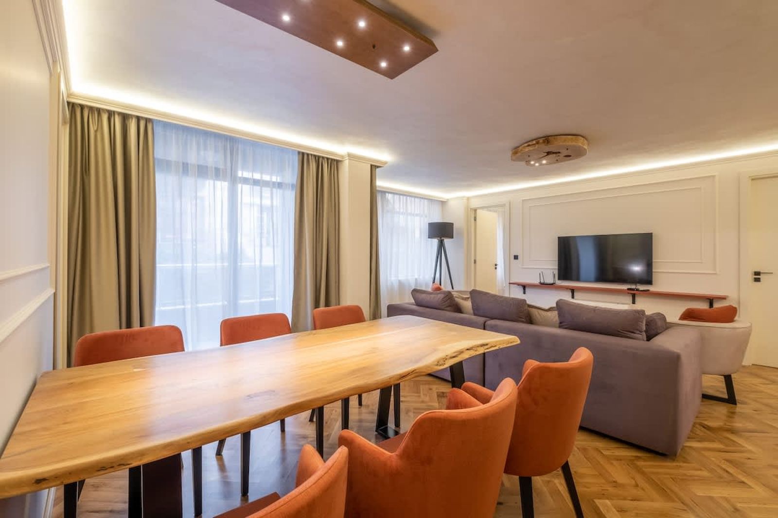 SOFapart Boutique Apt with 3 BDR + 2 BTH &amp; Parking - Photo 2