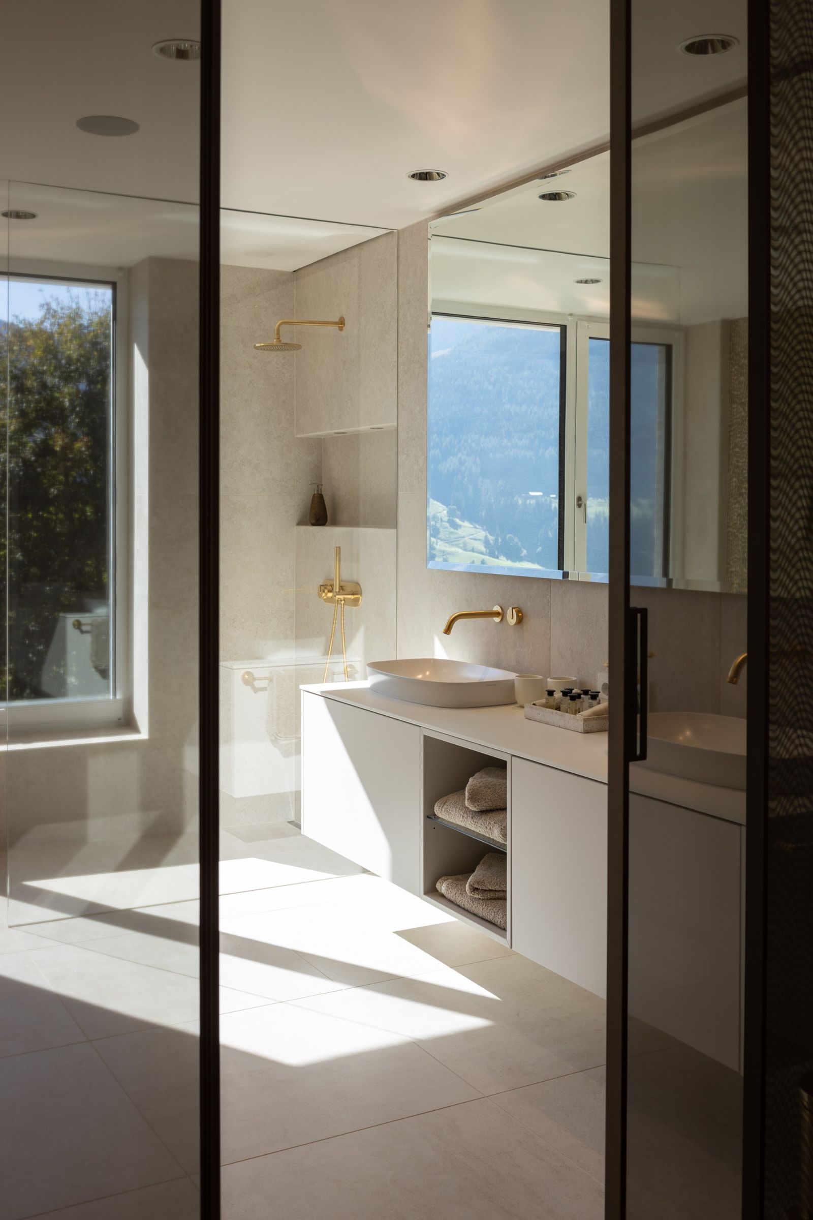 Ultra-Luxury Alpine Mountain Retreat with Panoramic Views - Photo 23