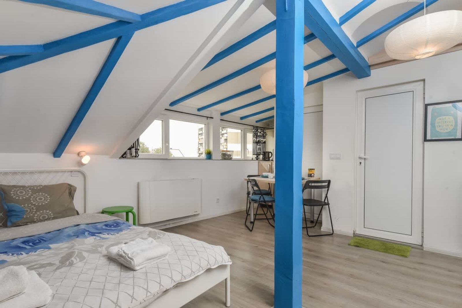 The Ivy House - A Cozy Attic near the City Center - Photo 10