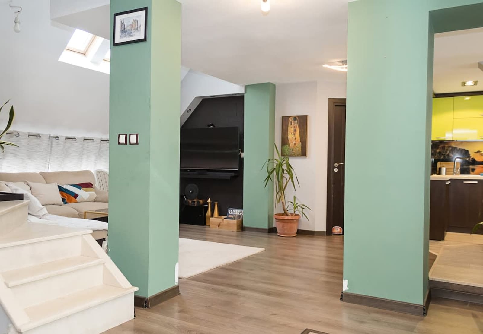 Modern 2-Level Apartment with Balcony in Varna - Photo 9