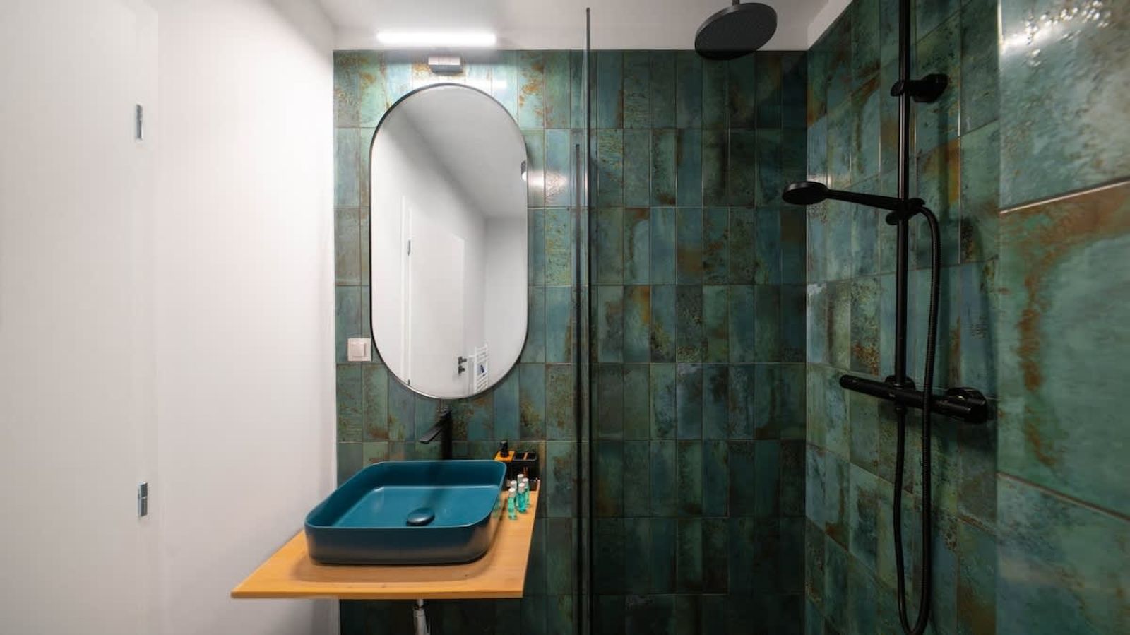 Aviva City Stay – 3 Private Studios Downtown - Photo 14