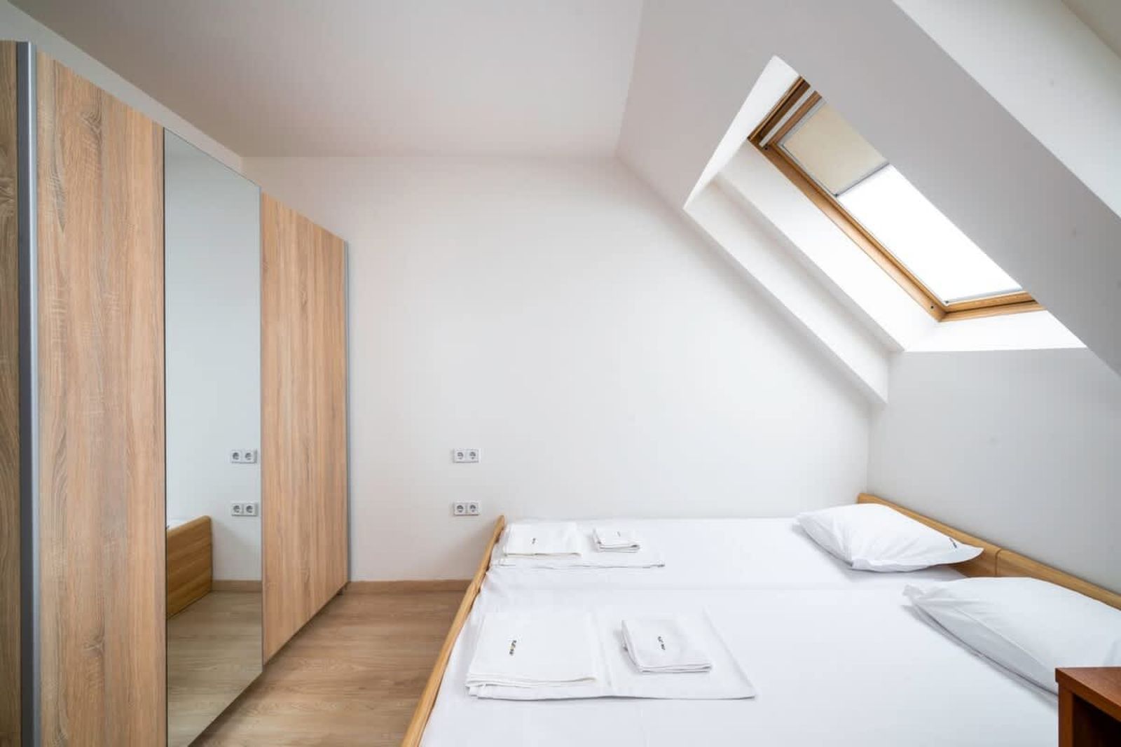 Spacious 2BD Flat with Secure Free Parking - Photo 11