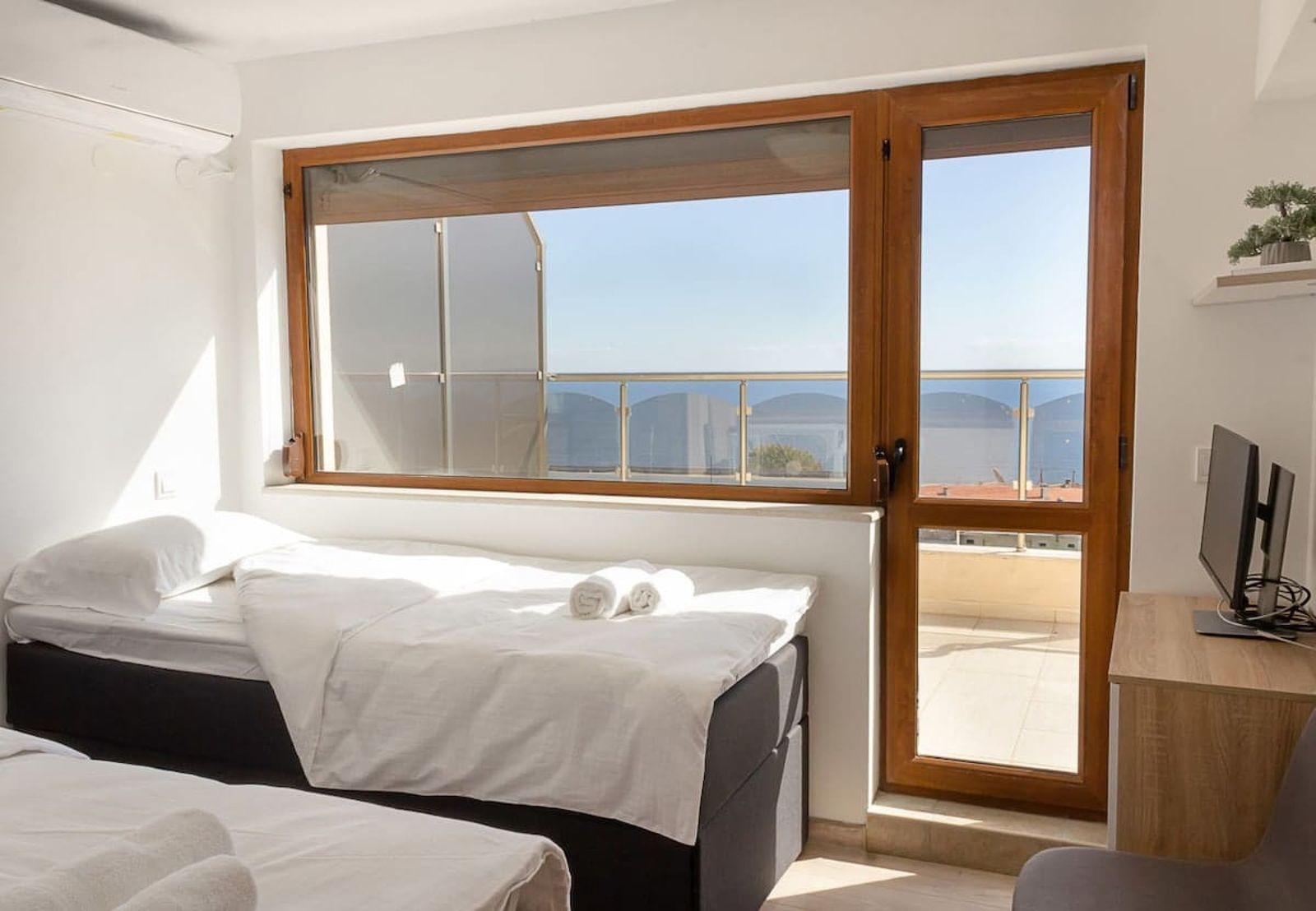 Spacious 3BD Flat with Large Terrace &amp; Sea View - Photo 4