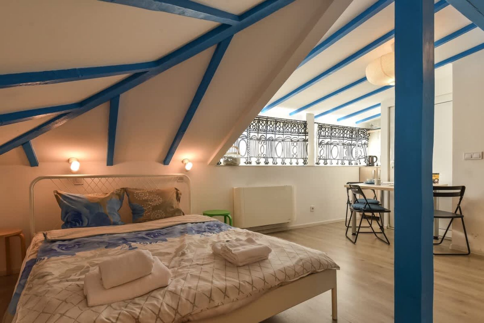 The Ivy House - A Cozy Attic near the City Center - Cover Photo