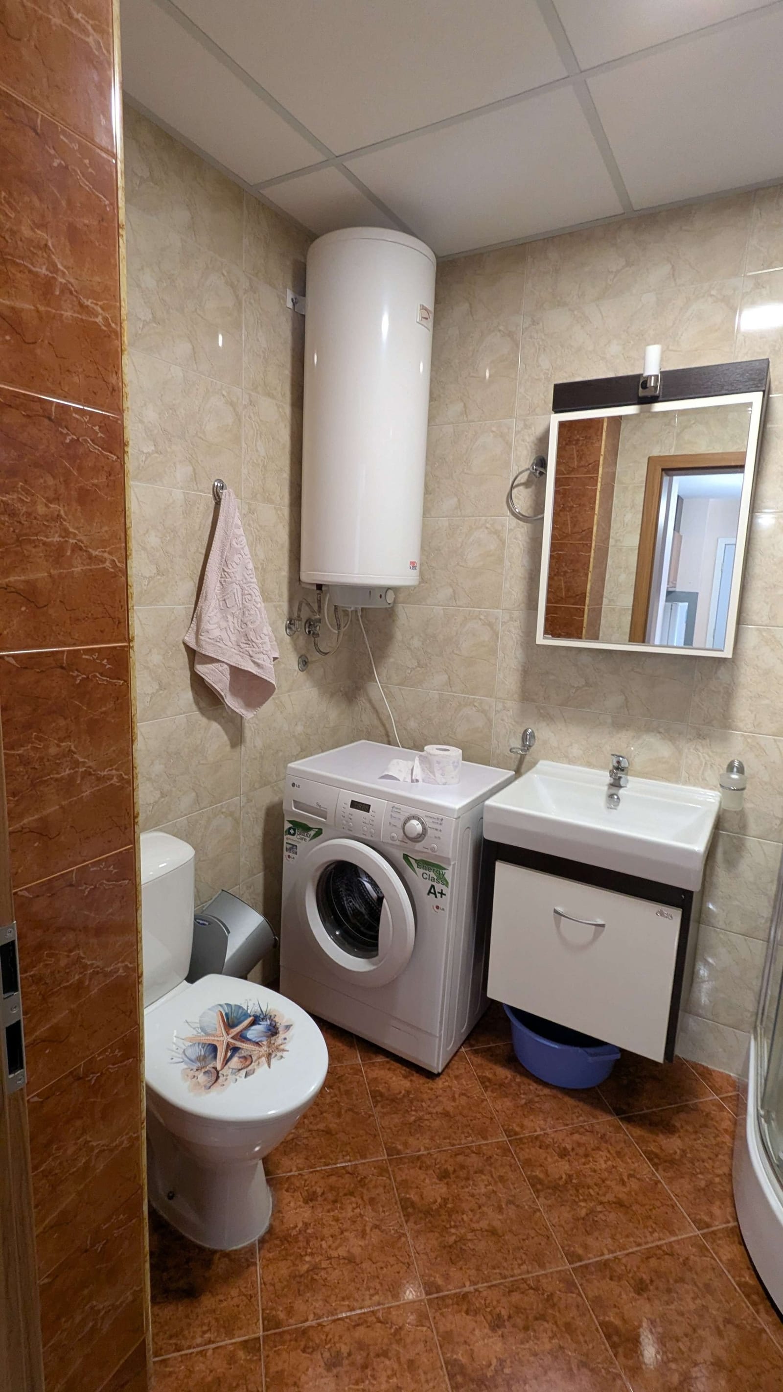 Bright and Spacious Beachfront Apartment with Sea View - Photo 11