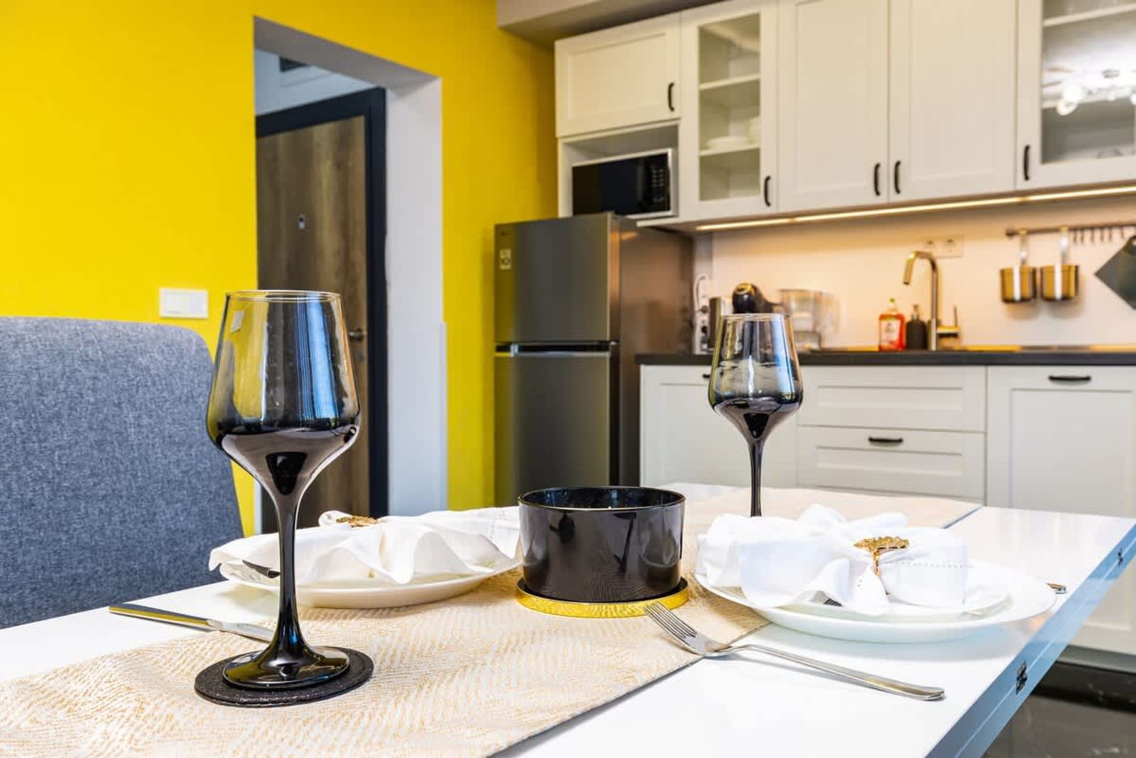 Bright Windowed Studio 10 mins to the City Centre - Photo 9