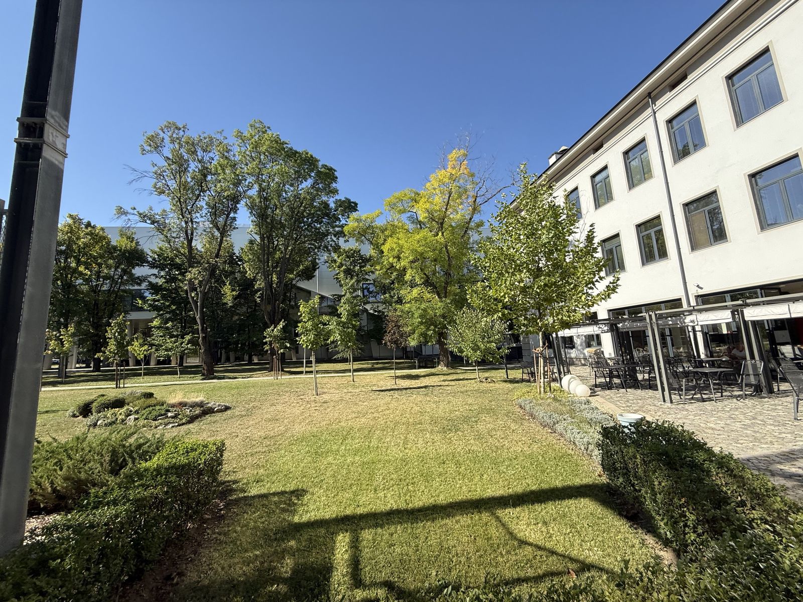 Sunny Courtyard in Sofia - Photo 2