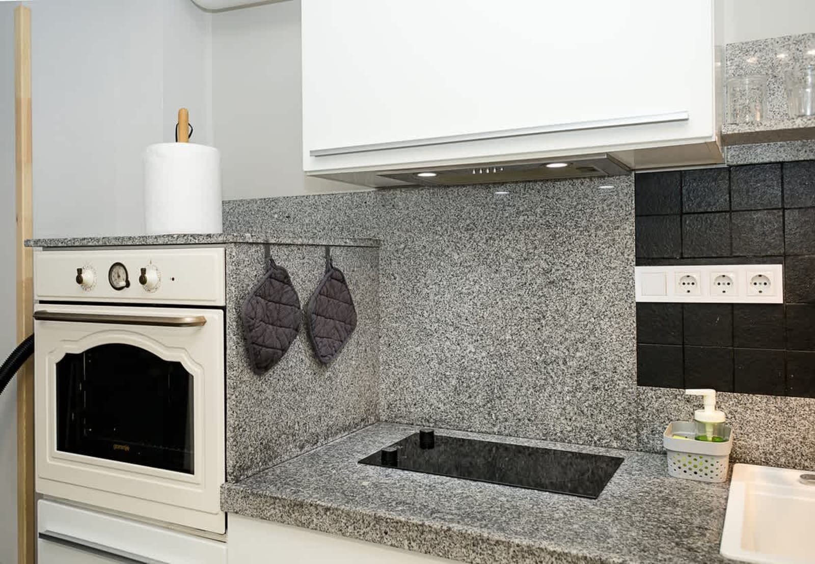 Chic 1BD Flat in St Constantine &amp; Helena Complex - Photo 10