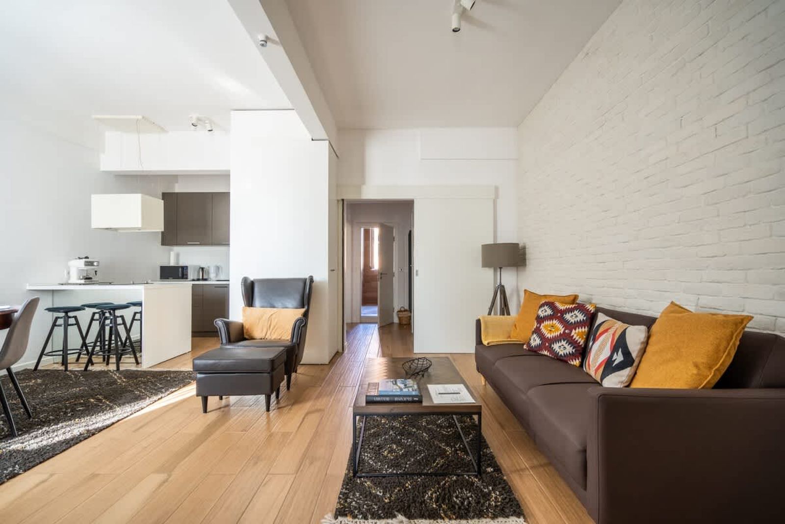 Elegant Getaway Near Iconic Eagles' Bridge - Photo 6