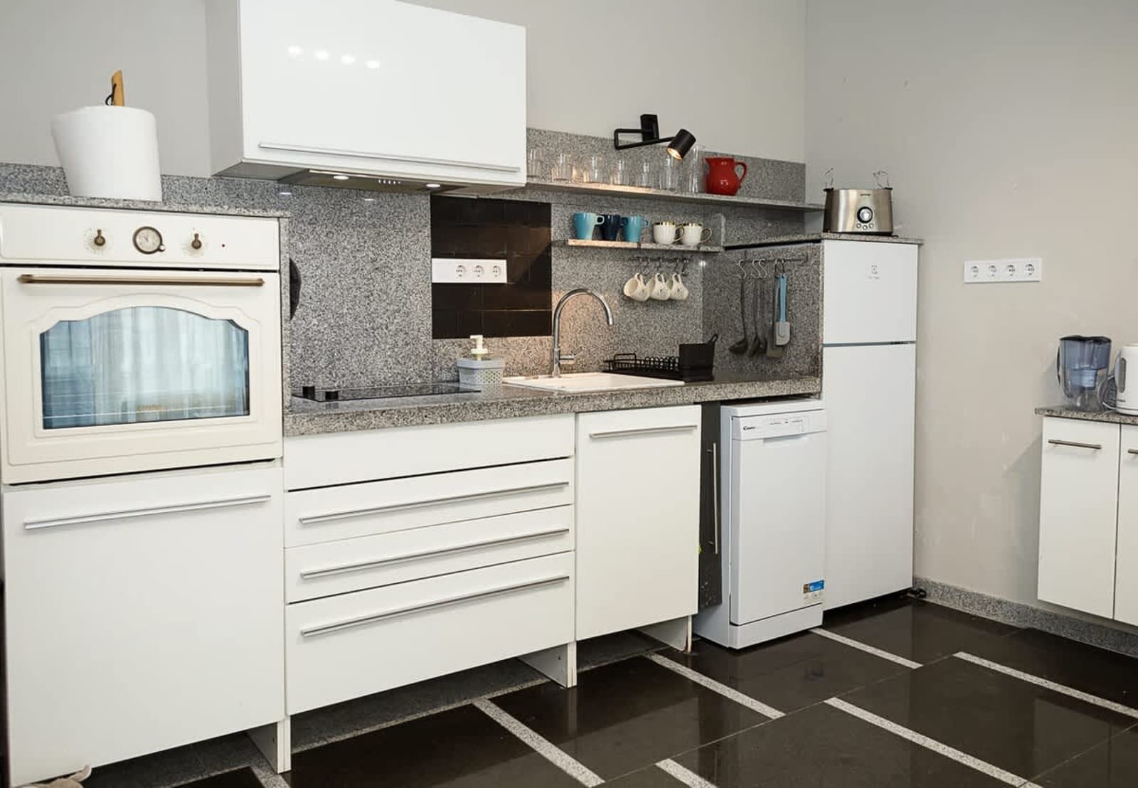 Chic 1BD Flat in St Constantine &amp; Helena Complex - Photo 5