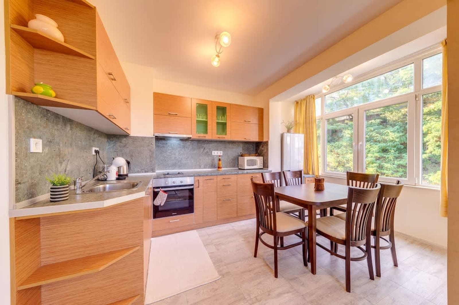 Bright retreat with Balcony &amp; Mountain Views - Photo 9