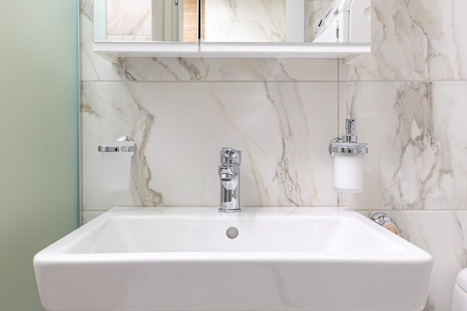 The Cozy Nest - Modern 1BR with Balcony - Photo 26