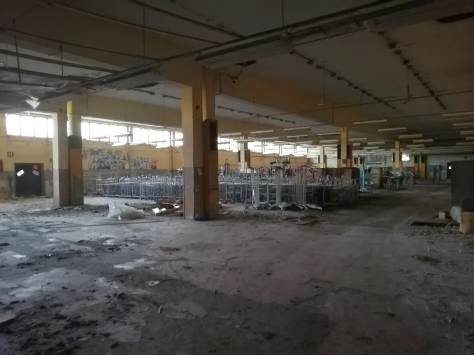 Beautiful Abandoned Factory - Photo 40