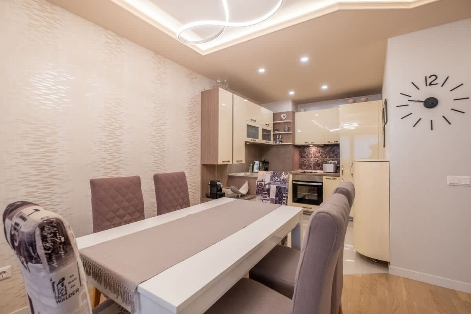 Jewelry - 1 bedroom apartment - Photo 8