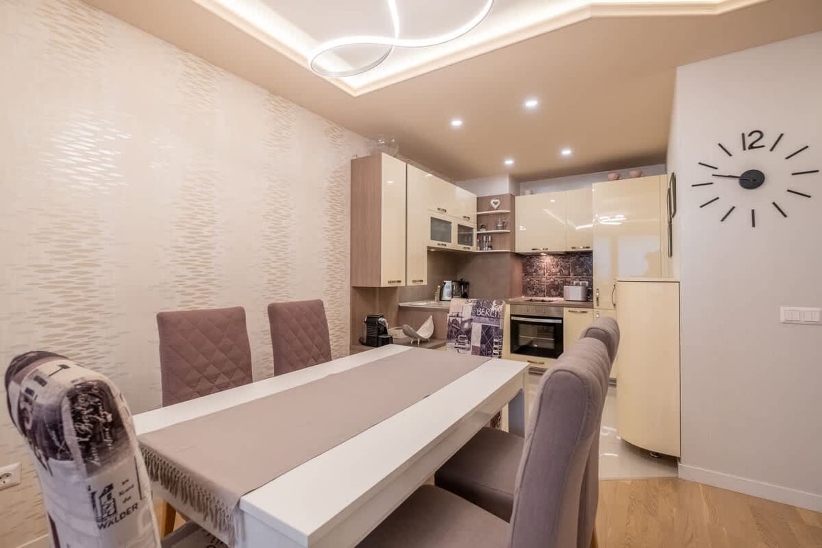 Jewelry - 1 bedroom apartment - Photo 8