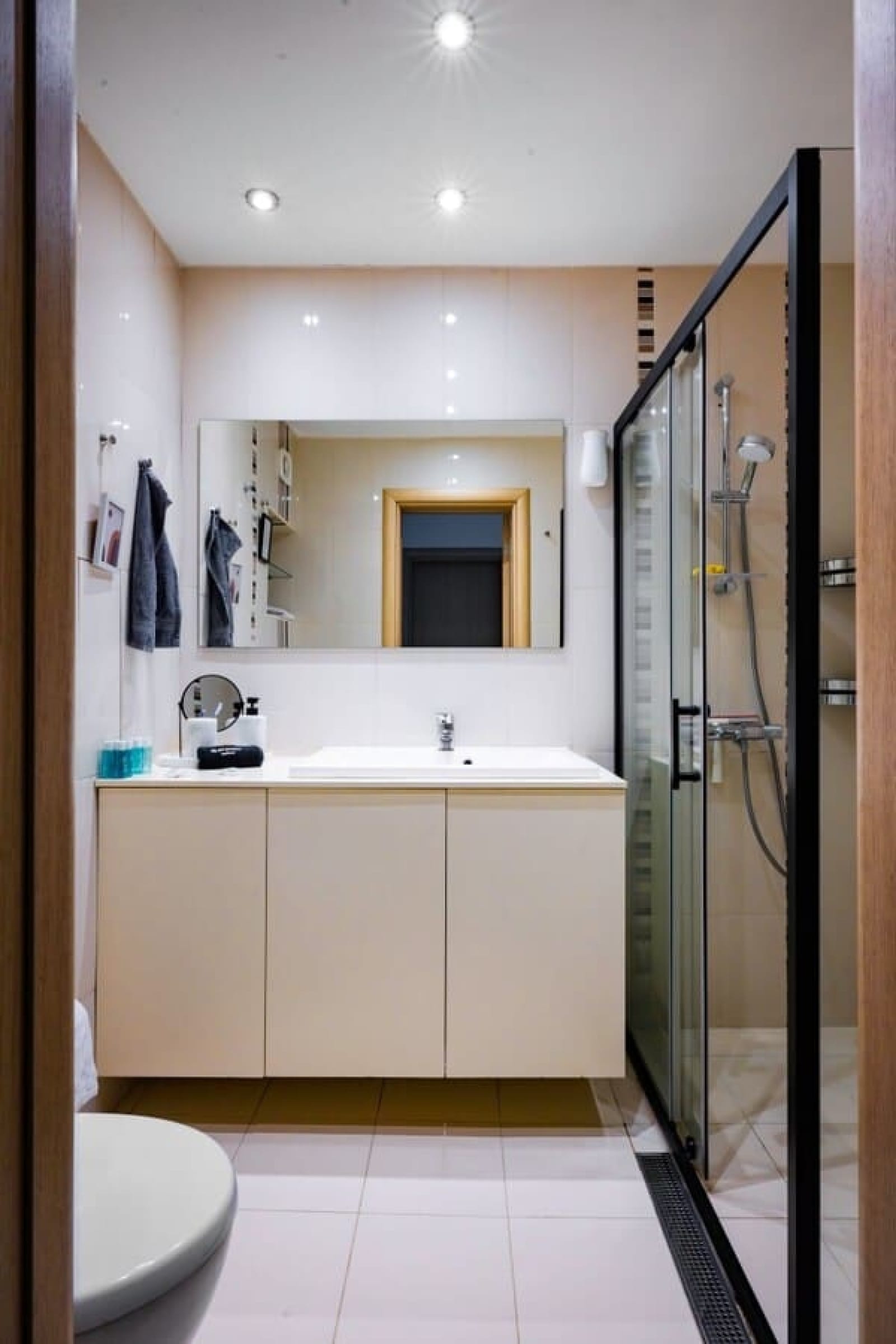 Spacious 2BD Flat with Secure Free Parking - Photo 15