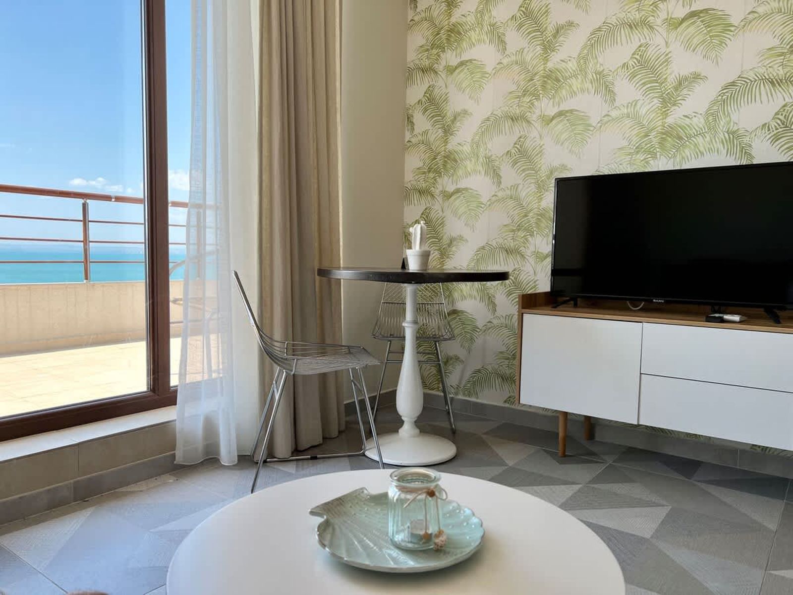 Romantic Getaway 1-BD Apartment with Sea View - Photo 8