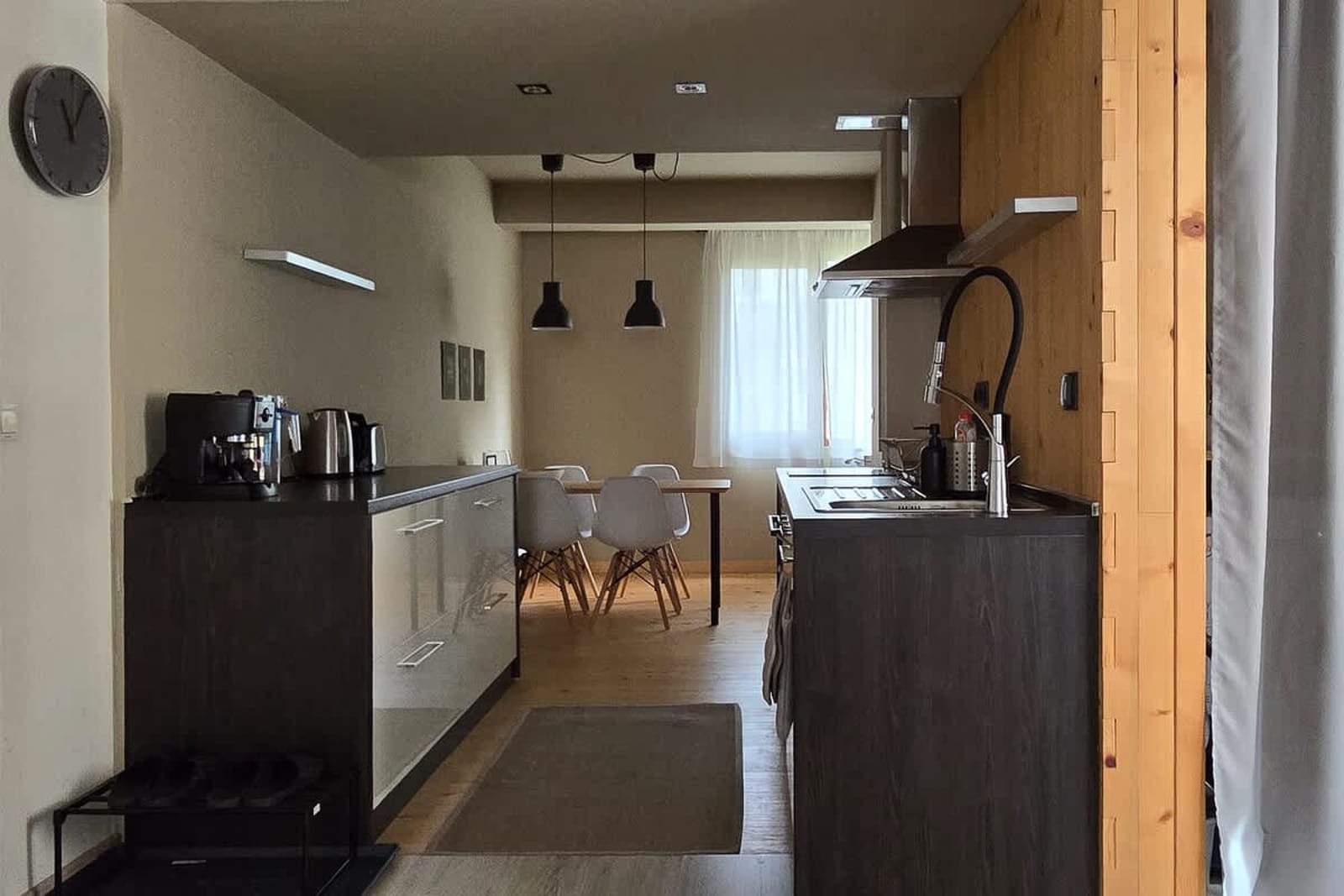 Red Door Apartment - Photo 7