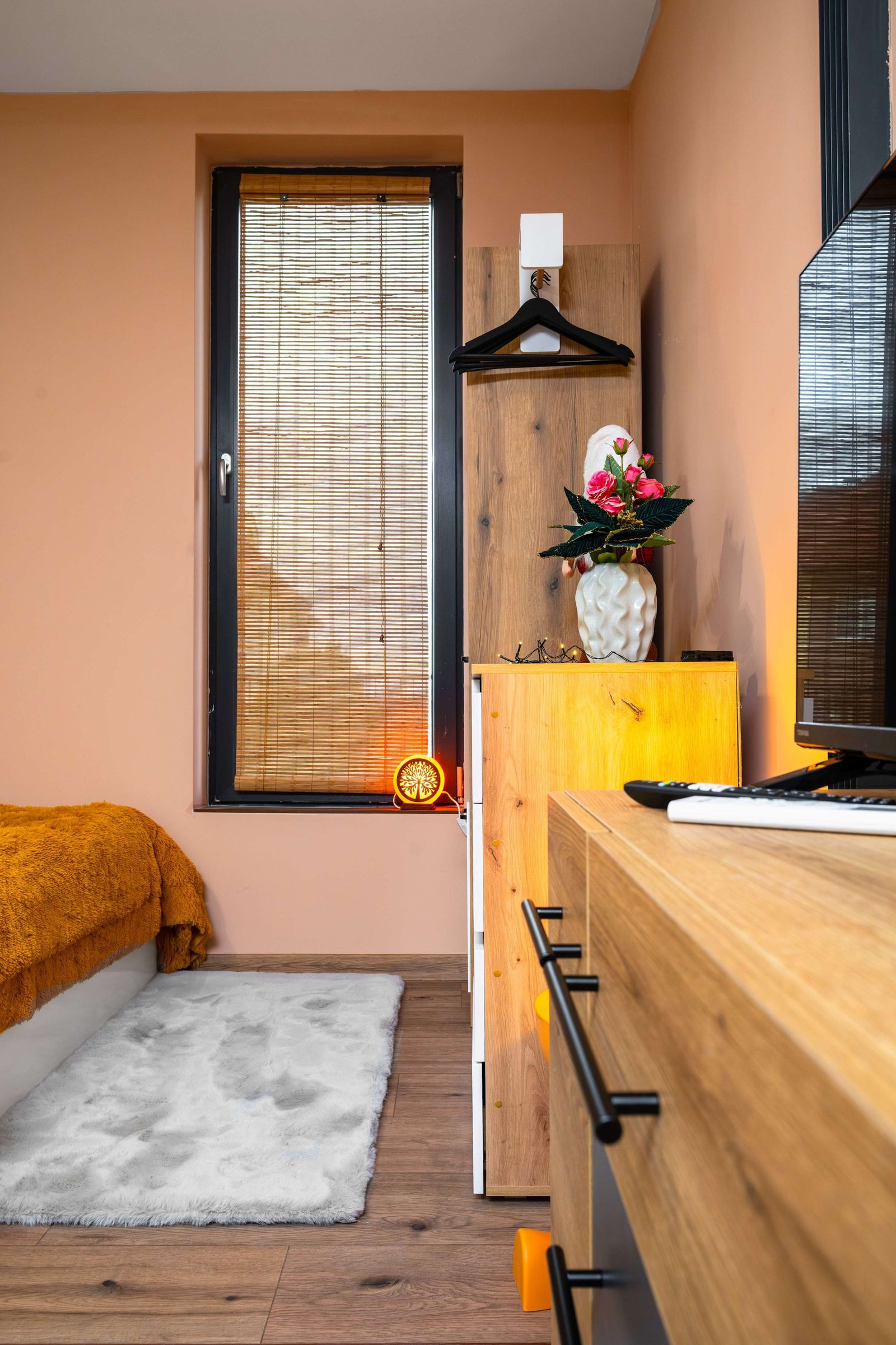 Warm &amp; Stylish Retreat in a Quiet Area - Photo 8