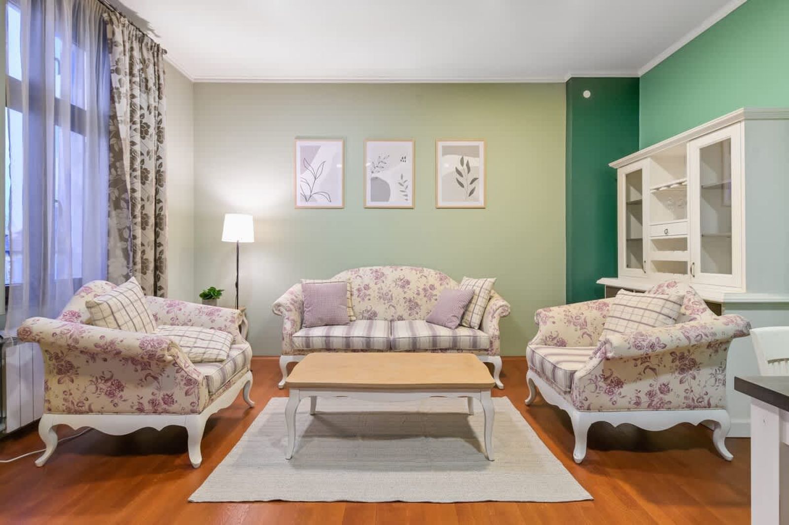 Colorful &amp; Elegant 2BD Flat – Premium Central Stay - Photo 9