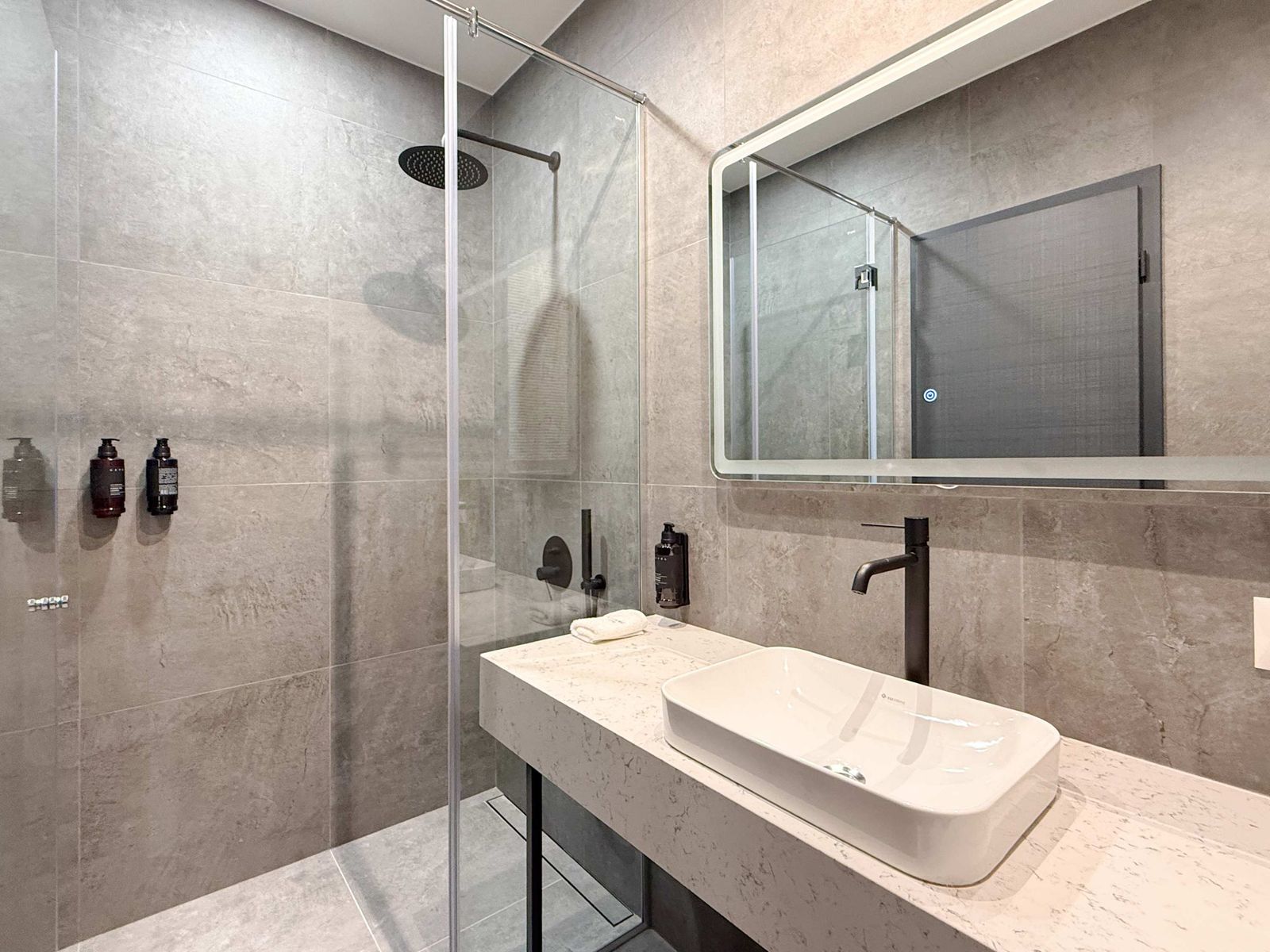 Hayashi Hotel - Glamourous 2BDR with a View - Photo 3