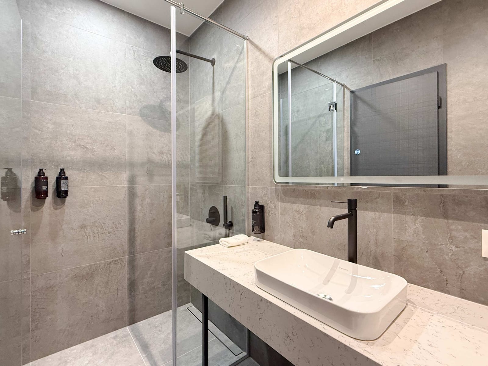 Hayashi Hotel - Glamourous 2BDR with a View - Photo 3