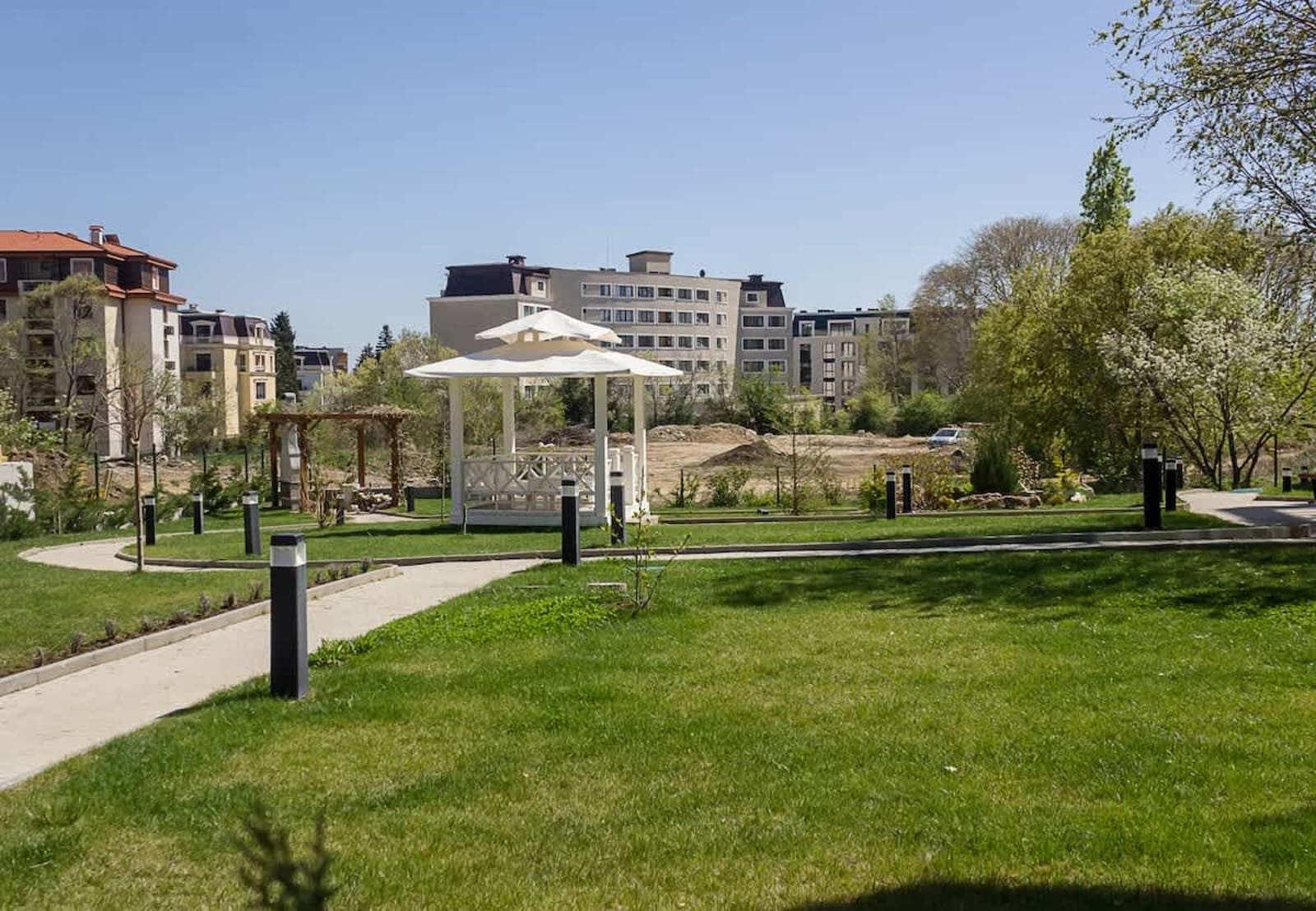 Sunny 1BD Flat in St Constantine &amp; Helena Complex - Photo 4