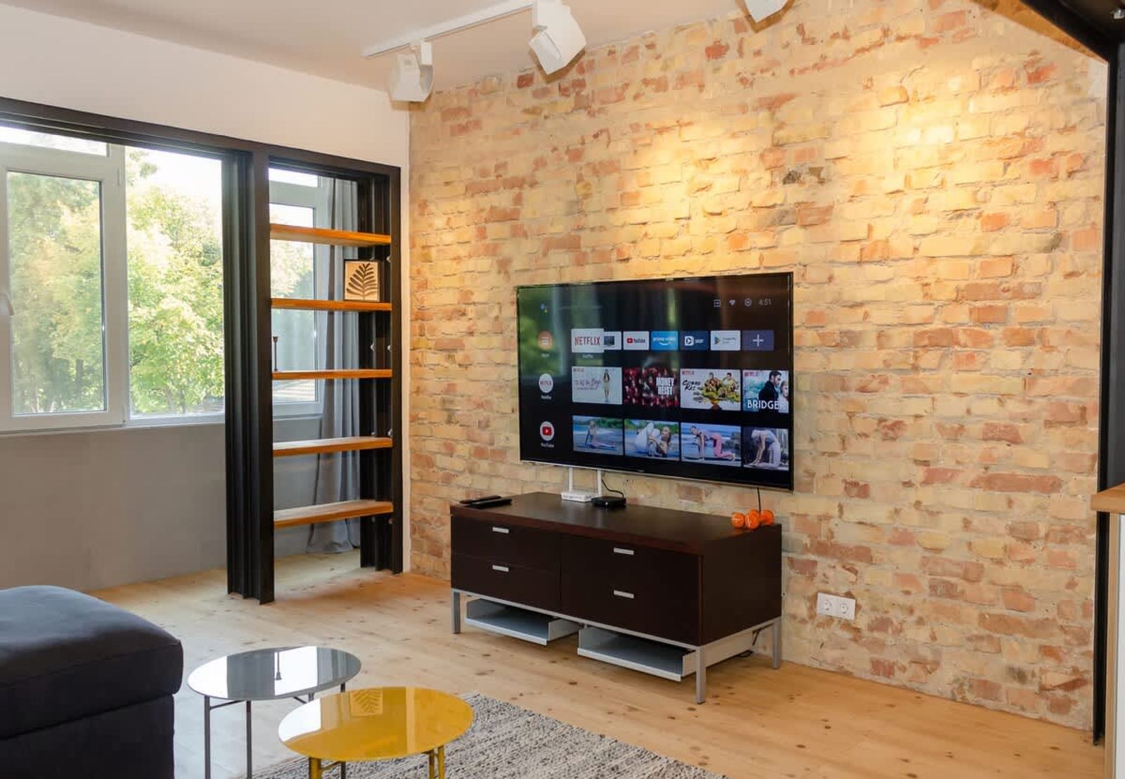 Bright &amp; Spacious Apartment with a Charming Balcon - Photo 8