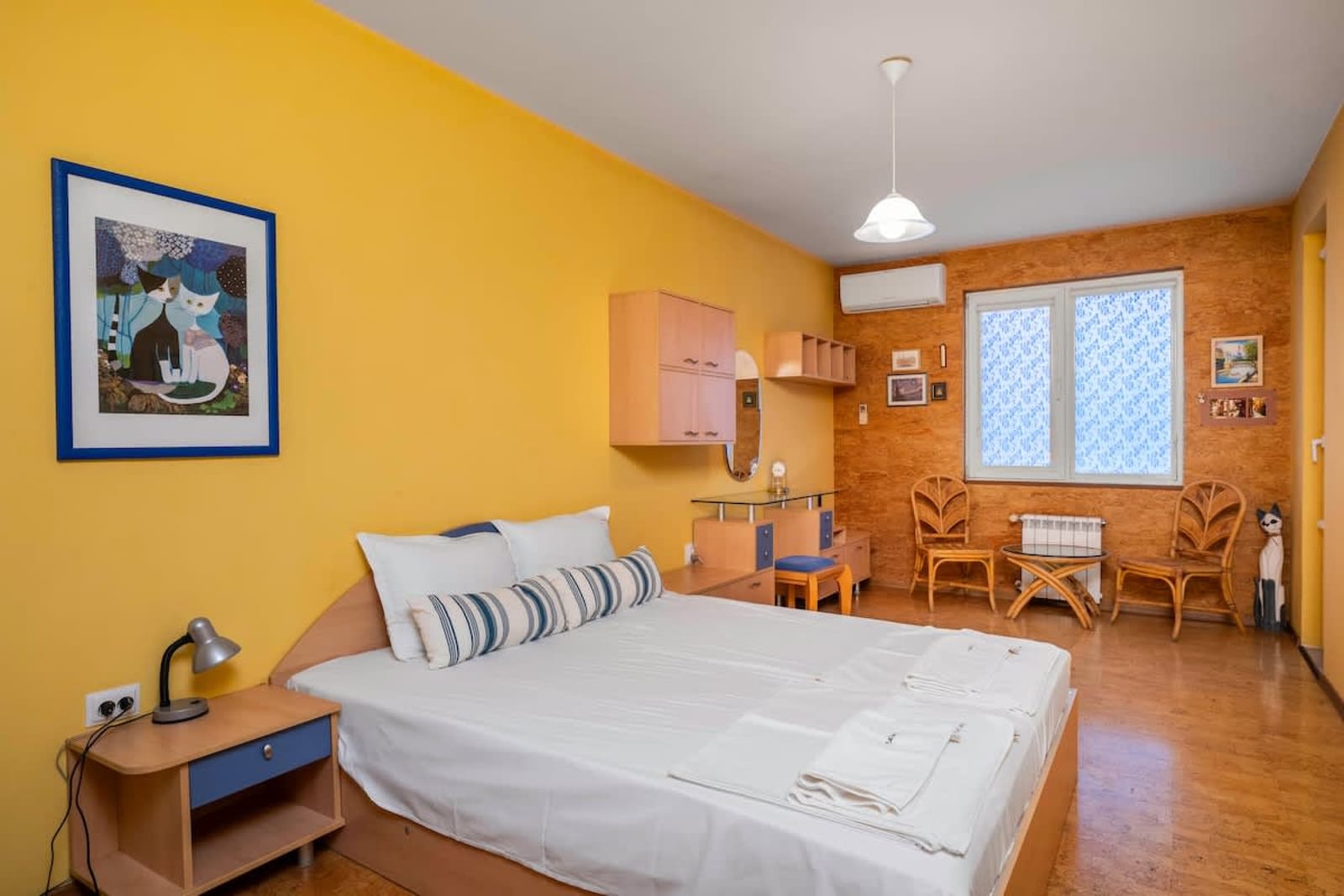 Vintage and Cozy 2BD Apartment in Prime Location - Photo 3