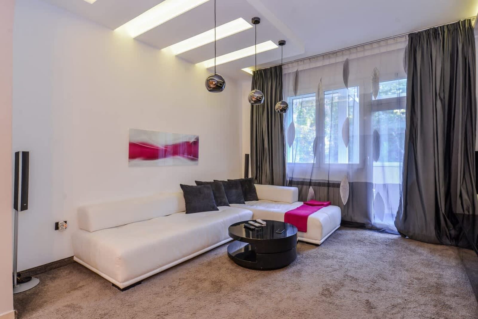 Extravaganzzo - Super Central One Bedroom Modern - Cover Photo