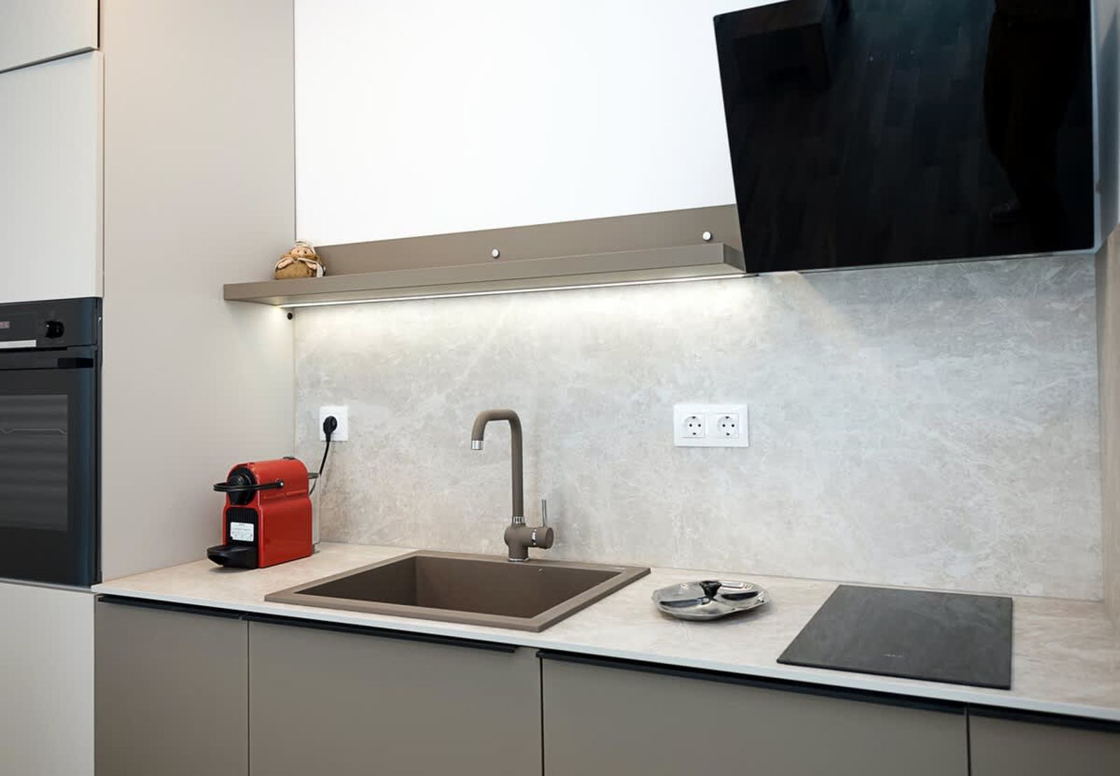 Chic One-Bedroom Getaway in Azur Deluxe Complex - Photo 10