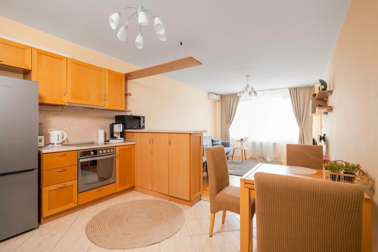 City Haven: Expansive Apartment in Prime Location - Photo 3