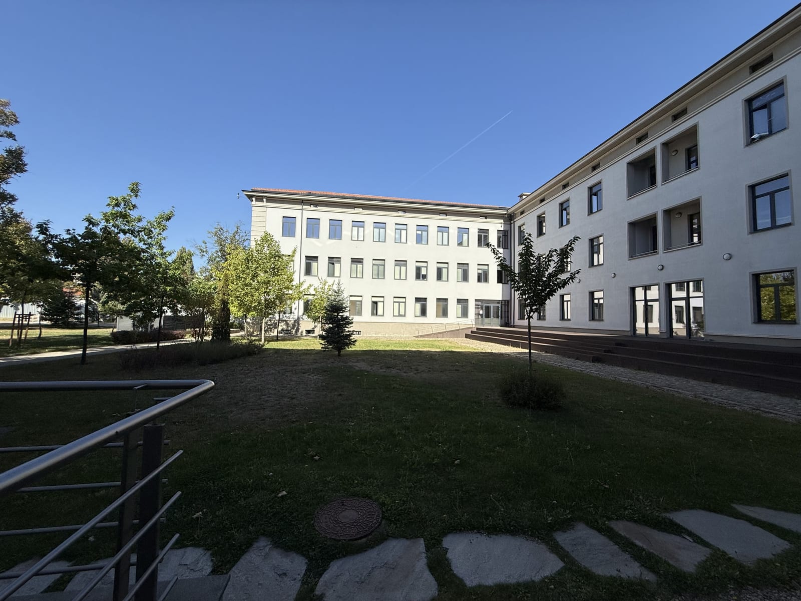 Sunny Courtyard in Sofia - Photo 6