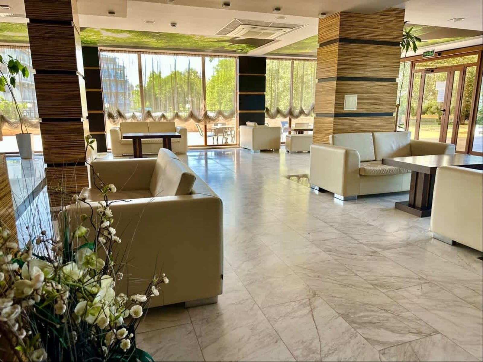 River Park Superior Studio with pool view - Photo 10