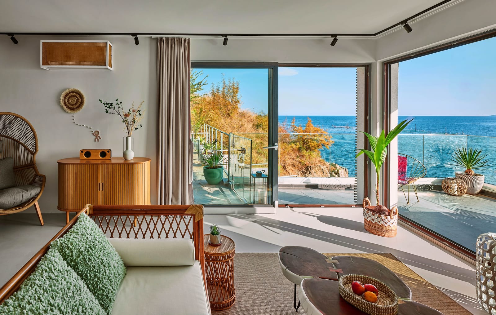 Loft-Style Studio Apartment on the Beach - Photo 36